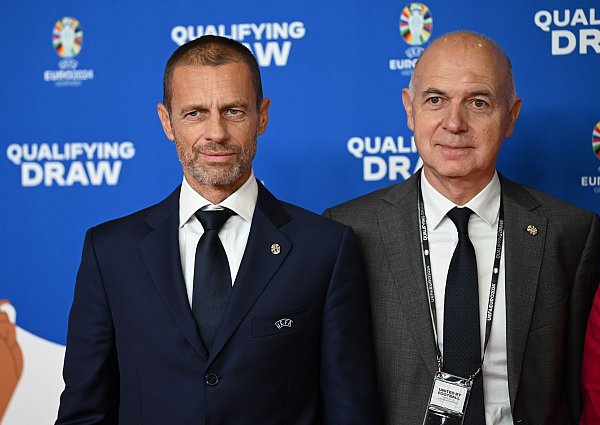 DFB-Chef Neuendorf (r) gehört neben UEFA-Präsident Aleksander Ceferin zur Europa-Fraktion. - © Arne Dedert/dpa
