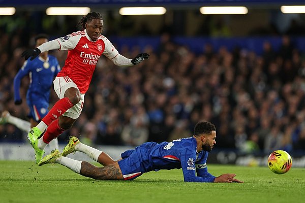 Arsenals Eberechi Eze (l)kämpft mit Chelseas Reece James, unten, um den Ball. - © Ian Walton/AP/dpa