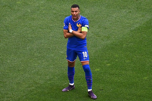 Kylian Mbappé jubelt. - © Marijan Murat/dpa