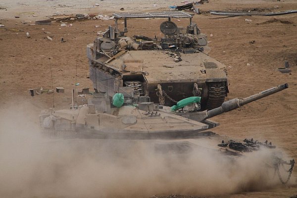 Das israelische Militär soll sich gemäß Abmachung schrittweise zurückziehen. - © Ariel Schalit/AP/dpa