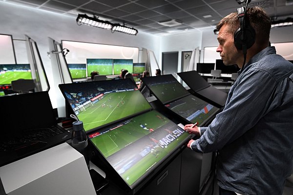 Jochen Drees ist Leiter Innovation und Technologie bei der DFB Schiri GmbH. (Archivbild) - © Federico Gambarini/dpa