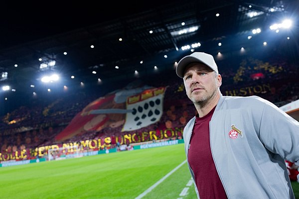 Leidtragender einer Fehlentscheidung: Kölns Trainer Lukas Kwasniok. - © Rolf Vennenbernd/dpa