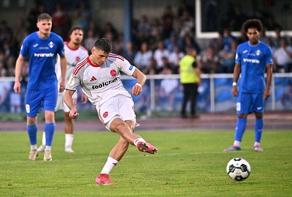 Nürnbergs Angreifer Semit Telalovic trifft gegen seinen Ex-Verein vom Elfmeterpunkt zum 3:2. Doch der Treffer reicht nicht. - © Jan-Philipp Strobel/dpa