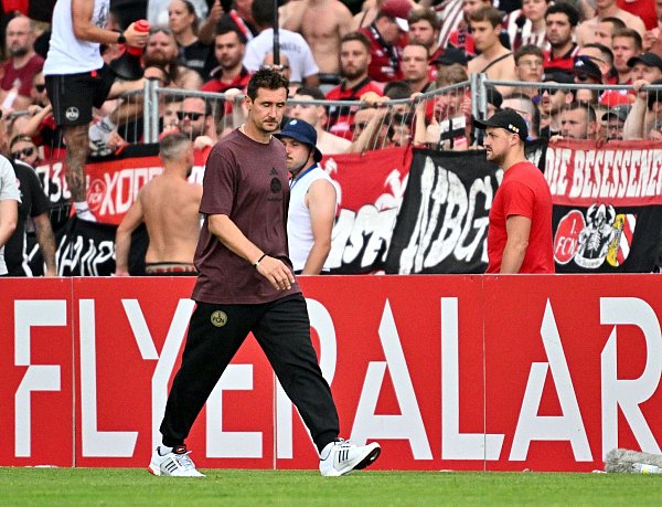 Fehlstart perfekt: Miroslav Klose verliert mit dem 1. FC Nürnberg auch im Pokal. - © Jan-Philipp Strobel/dpa