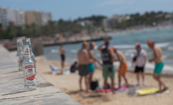 «Daydrinking» gilt am Ballermann als Volkssport. - © Clara Margais/dpa
