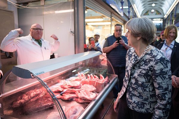 Wahlkampf an der Fleischtheke: Die frühere Regierungschefin Theresa May besuchte den Smithfield Market. - © picture alliance / Stefan Rousseau/PA Wire/dpa