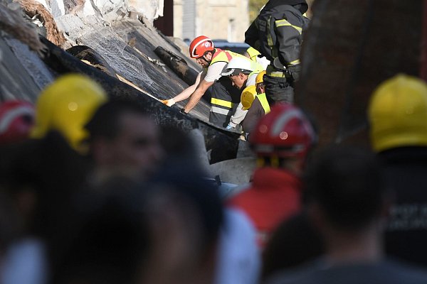 Rettungsmannschaften suchen unter dem eingestürzten Bahnhofsvordach in Novi Sad nach Überlebenden. - © Uncredited/AP