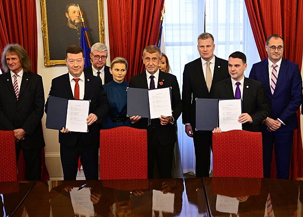 Andrej Babis (M), tschechischer Milliardär und Gründer der Partei ANO, stellt mit den Vorsitzenden der ultrarechten Freiheit und direkte Demokratie (SPD) und der Autofahrerpartei Motoristen einen Koalitionsvertrag vor. - © Šimánek Vít/CTK/dpa