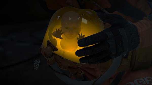 Das "BB" schwimmt in einem Tank und hat über seine hirntote Mutter einen Zugang zur Ebene der Toten. - © Sony Interactive Entertainment