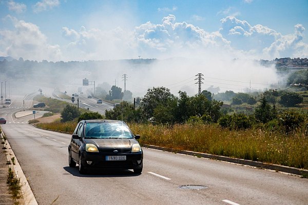 Straßen wurden gesperrt und der Zugverkehr eingestellt, als eine giftige Chlorwolke durch einen Brand in einer Lagerhalle in der Stadt Vilanova i la Geltrú südwestlich von Barcelona über dicht besiedeltes Gebiet hinwegzog. - © Kike Rincón/EUROPA PRESS/dpa