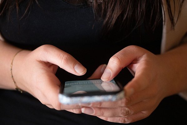 In Deutschland gilt eine solche Social-Media-Beschränkung als umstritten. (Illustration) - © Sebastian Kahnert/dpa