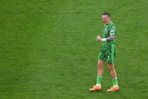 Hat einen kleinen Spickzettel auf der Wasserflasche: Englands Torhüter Jordan Pickford. - © David Inderlied/dpa