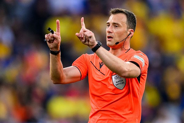 Leitet das Halbfinale: der Deutsche Felix Zwayer. - © Tom Weller/dpa