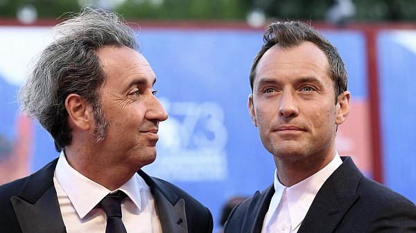 Die Serie «The Young Pope» wurde 2016 bei den Filmfestspielen in Venedig vorgestellt - hier Regisseur Paolo Sorrentino (links) und der Hauptdarsteller Jude Law. - © picture alliance / dpa