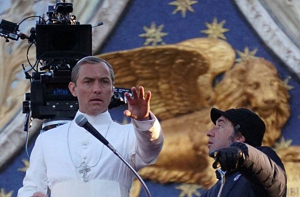 Der Italiener Paolo Sorrentino mit dem Briten Jude Law bei den Dreharbeiten zu «The Young Pope» Anfang 2016 in Venedig. - © picture alliance / dpa