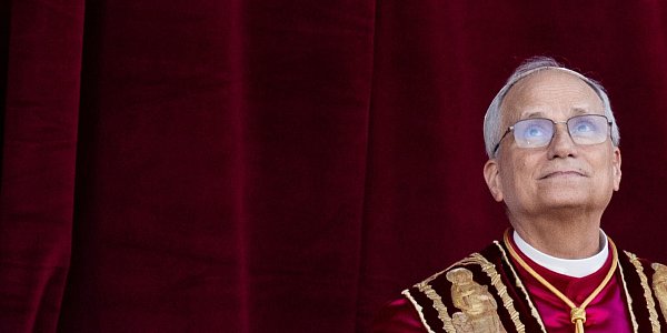 Der neu gewählte Papst Leo XIV. auf dem Balkon des Petersdoms. - © Marijan Murat/dpa