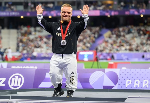 Bei den Paralympics 2024 durfte sich Niko Kappel über Silber freuen. (Archivbild) - © Julian Stratenschulte/dpa