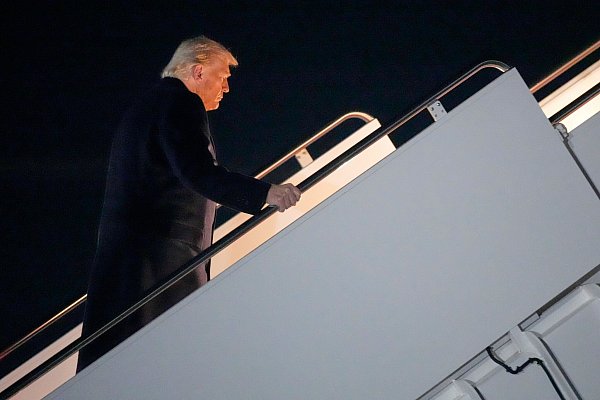 Trump ist zu seiner Asien-Reise aufgebrochen. - © Mark Schiefelbein/AP/dpa