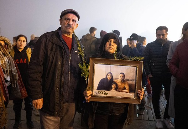 Menschen aus dem ganzen Land sind zum Jahrestag in die Region Antakya gereist. - © Boris Roessler/dpa