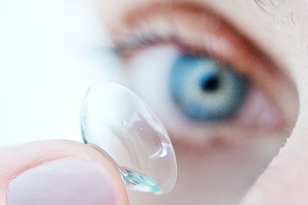 Kontaktlinsen zahlt die Krankenkasse nur bei Kurz- oder Weitsichtigkeit von über 8 Dioptrien, bei einer Verwölbung der Hornhaut oder wenn nach einer OP die Augenlinse fehlt. - © Franziska Gabbert/dpa-tmn