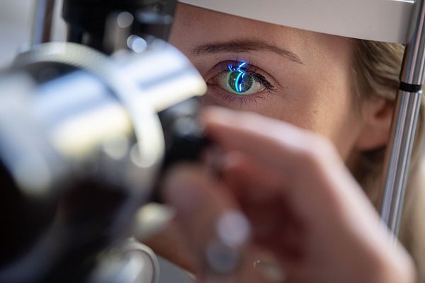 Stellt Augenarzt oder Optiker fest, dass man eine Brille mit mehr als 6 Dioptrien benötigt oder beträgt etwa das Sehvermögen 30 Prozent oder weniger, bekommt man einen Zuschuss zur Brille von der Krankenkasse. - © Marijan Murat/dpa/dpa-tmn
