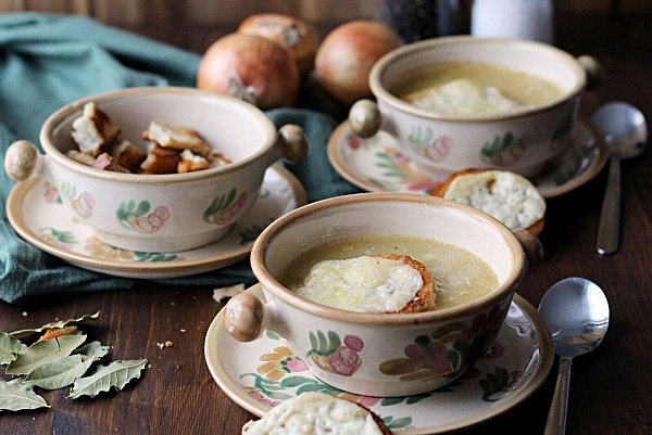 Perfekt für kühlere Tage: Eine kräftige Zwiebelsuppe, die von einem überbackenen Käsetoast getoppt wird. - © Mareike Pucka/biskuitwerkstatt.de/dpa-tmn