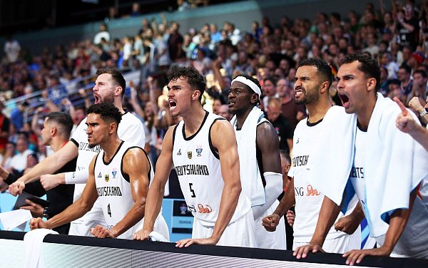 Die starke deutsche Bank ist ein Grund für die Erfolge der Basketballer bei der EM. - © Matthias Stickel/dpa