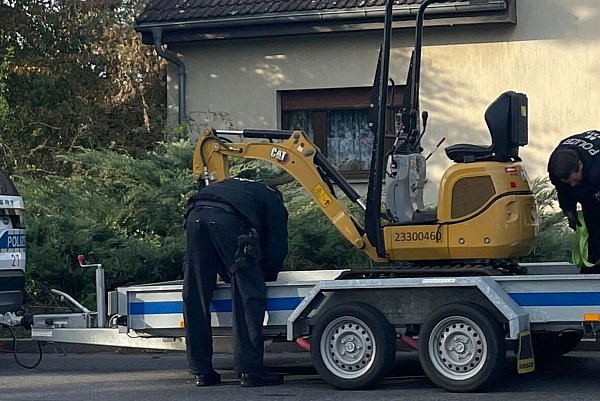 Auch ein kleiner Bagger kam bei der Suche nach Hinweisen zum Einsatz. - © Sarah Knorr/dpa