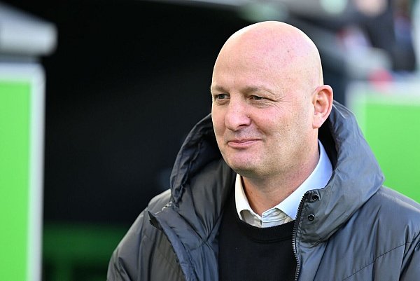 In der Kritik: Wolfsburgs Sport-Geschäftsführer Peter Christiansen. (Archivbild) - © Swen Pförtner/dpa