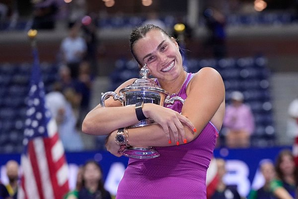 Aryna Sabalenka liebkoste 2024 die New York-Trophäe - in dieser Saison wartet sie noch auf einen Grand-Slam-Triumph. - © Frank Franklin II/AP/dpa