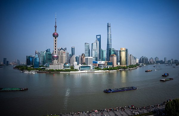 Blick auf Shanghai - © Michael Kappeler/dpa