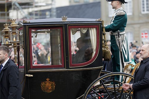 Königin Margrethe II. von Dänemark wird in einer goldenen Kutsche vom Schloss Amalienborg zum Schloss Christiansborg eskortiert. - © Nicolai Lorenzen/Ritzau Scanpix Foto/AP/dpa