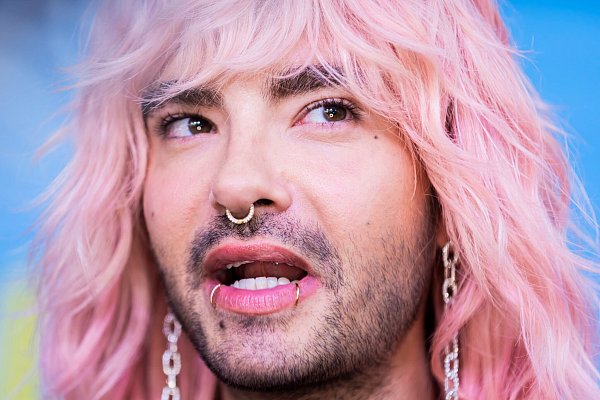 Tokio-Hotel-Frontmann Bill Kaulitz zeigte in einer Instagram-Story seine gepackten Luxuskoffer, darunter ein Notfallset des Roten Kreuzes und zwei Walkie-Talkies. (Archivbild) - © Christoph Soeder/dpa