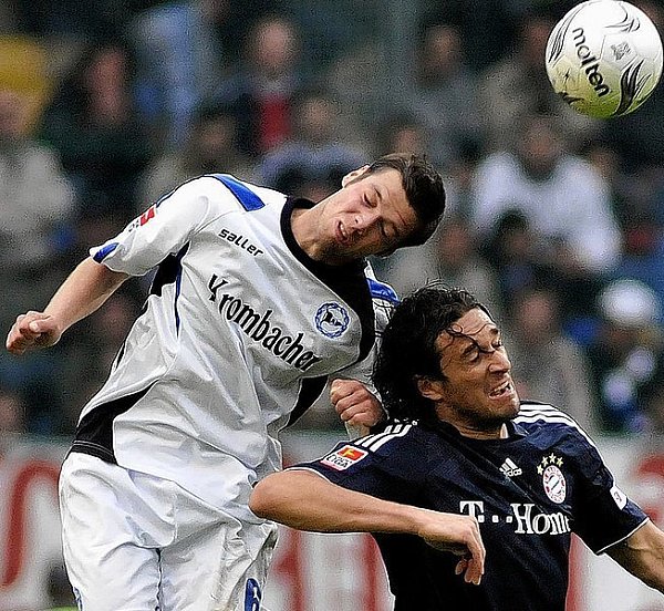 So sah es in der ersten Halbzeit aus. Arminias Verteidiger Markus Bollmann ist eher am Ball als Bayerns Stürmer-Star Luca Toni, der vom Publikum mit Pfiffen verabschiedet wurde. - © FOTO: CHRISTIAN WEISCHE