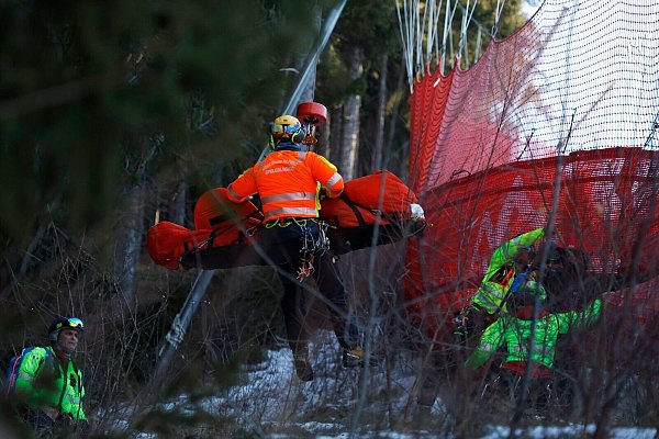 Cyprien Sarrazin wird nach seinem schlimmen Sturz abtransportiert. - © Alessandro Trovati/AP/dpa