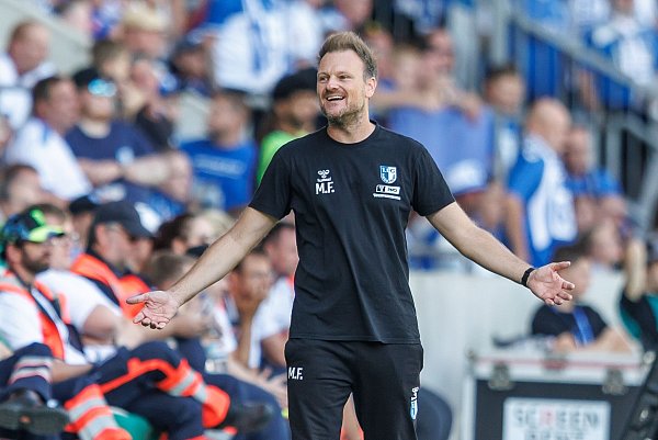 Ein nervenaufreibendes Spiel auch für die Trainer. - © Andreas Gora/dpa