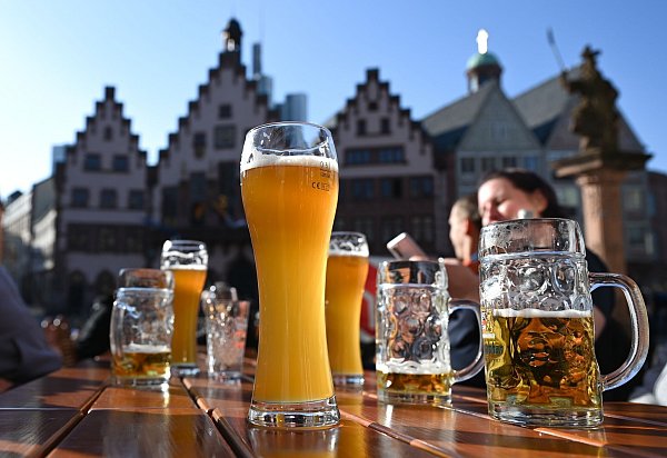 Deutschland ist in Sachen Bierproduktion aus den weltweiten Top-5 gefallen. (Archivbild) - © Arne Dedert/dpa