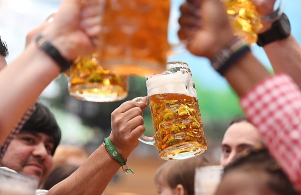 Bier mag in Deutschland einen hohen Stellenwert haben, bei der Produktion hat die Bundesrepublik ihren Platz in den weltweiten Top-5 eingebüßt. (Archivbild) - © Tobias Hase/dpa