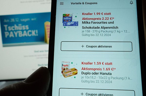 Wer sich in den Apps der Händler anmeldet, kann meist zusätzliche Angebote in Anspruch nehmen. - © Georg Hilgemann/dpa