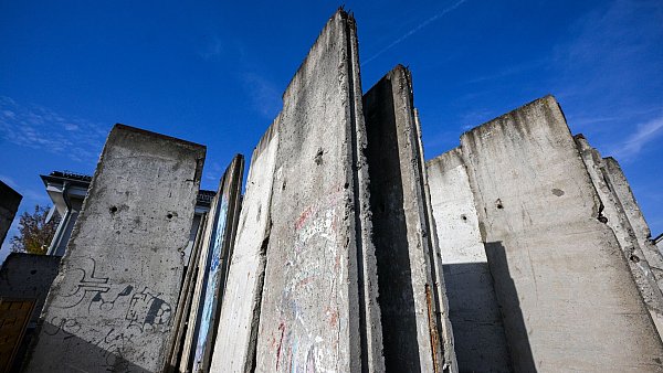 Vorrat genug: Auf dem Hof der Brüder Sacha stehen noch mehrere Mauerteile. - © Jens Kalaene/dpa