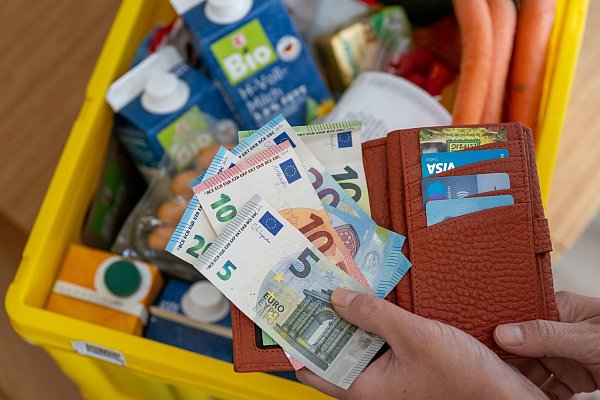 Der tägliche Einkauf wird teurer (Symbolbild) - © Hendrik Schmidt/dpa