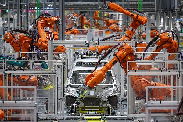 Die Kosten der Autokonzerne in Deutschland sind einem EY-Experten zufolge zu hoch, die Apparate zu schwerfällig. (Symboldbild) - © Jan Woitas/dpa