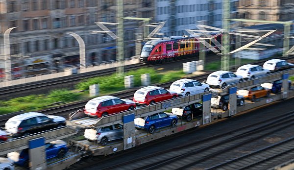 Es kriselt: Der Absatz der großen Autohersteller ist rückläufig. (Symbolbild) - © Hendrik Schmidt/dpa
