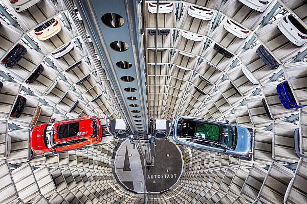 In der deutschen Autoindustrie stehen Tausende Stellen auf dem Spiel - auch bei VW. (Archivbild) - © Moritz Frankenberg/dpa