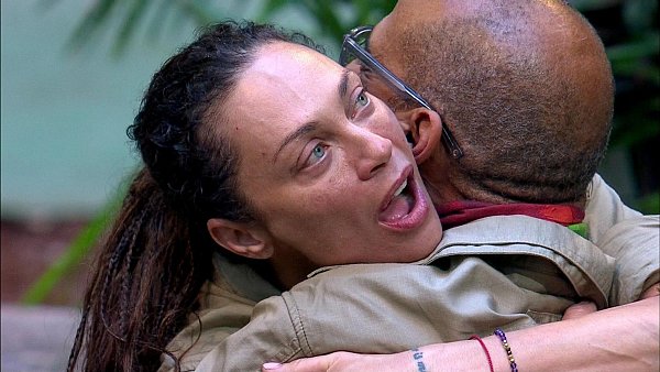 Die Dschungelkönigin und ihr Dschungelprinz: Lilly Becker umarmt Schauspieler Pierre Sanoussi-Bliss. - © -/RTL/dpa