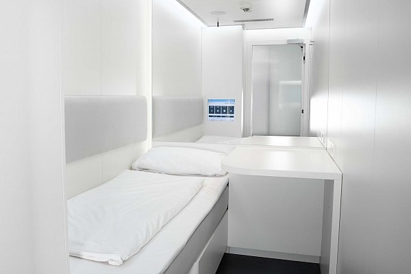 In den Schlafkabinen wartet ein frisch bezogenes Bett, ein Tisch sowie ein Touchscreen, mit dem die Beleuchtung gesteuert, der Wecker gestellt oder Musik ausgewählt werden kann. - © Flughafen Stuttgart GmbH/dpa-tmn