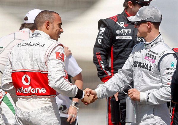 Hamilton (l) geht Schumachers Weg. - © Diego Azubel/dpa