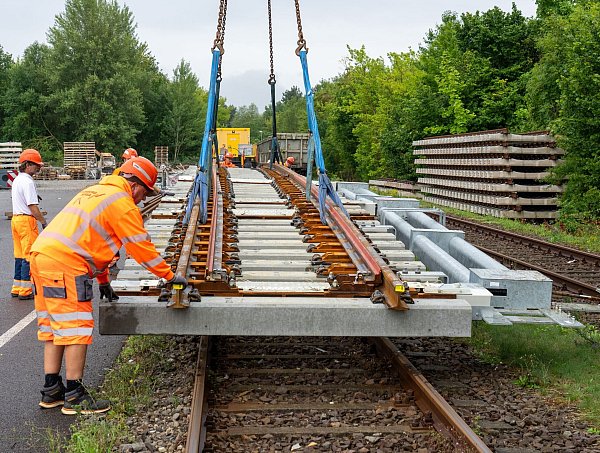 Warten auf den Ruck: Investitionen in die Infrastruktur verzögern sich. (Symbolbild) - © Soeren Stache/dpa