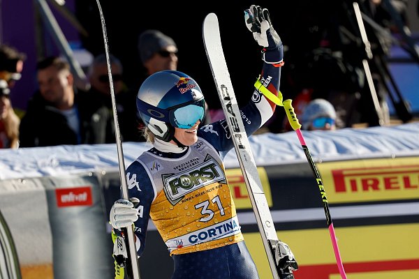 Im Ziel wurde Lindsey Vonn dennoch gefeiert. - © Alessandro Trovati/AP/dpa