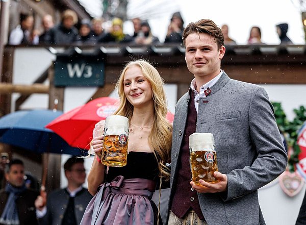 Jonas Urbig ist gut beim FC Bayern angekommen. (Archivfoto) - © Matthias Balk/dpa